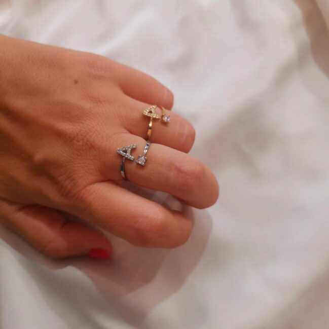 Anello con lettera e diamantini