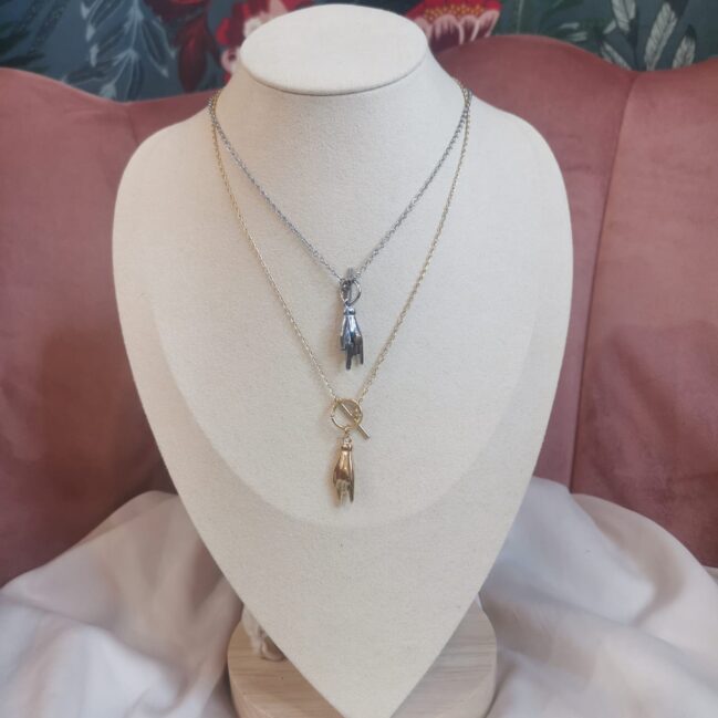 Collana con mano corna