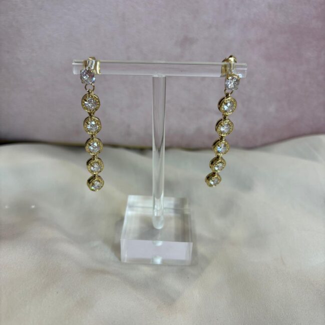 Orecchini con strass pendenti