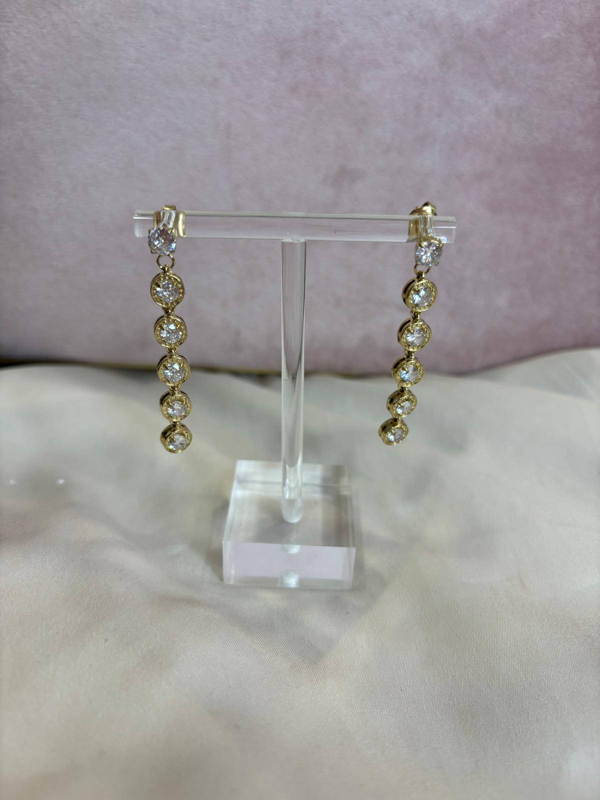 Orecchini con strass pendenti