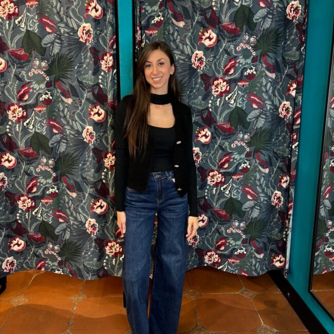 Maglia a costine con scollo