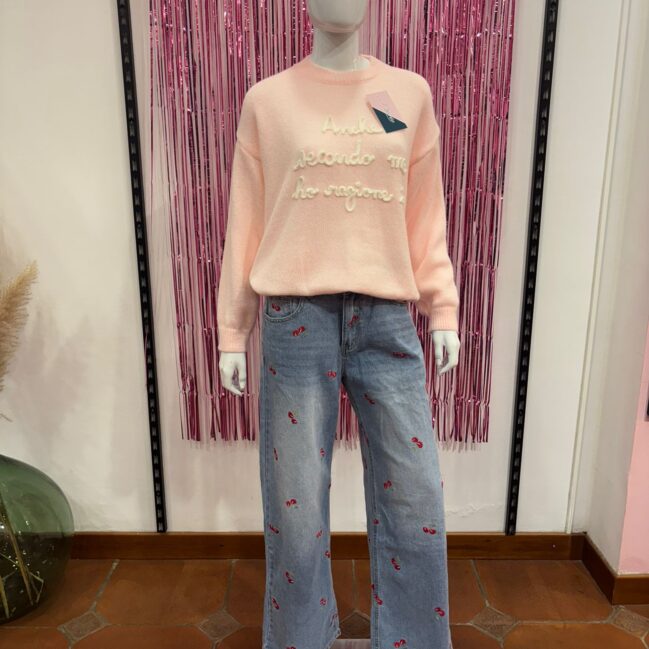 Jeans a palazzo con ciliegie ricamate